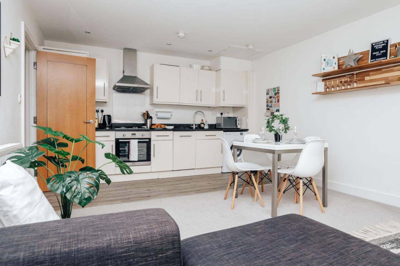 Central Modern Flat For 4-6 & Dedicated Parking Henley-on-Thames Buitenkant foto