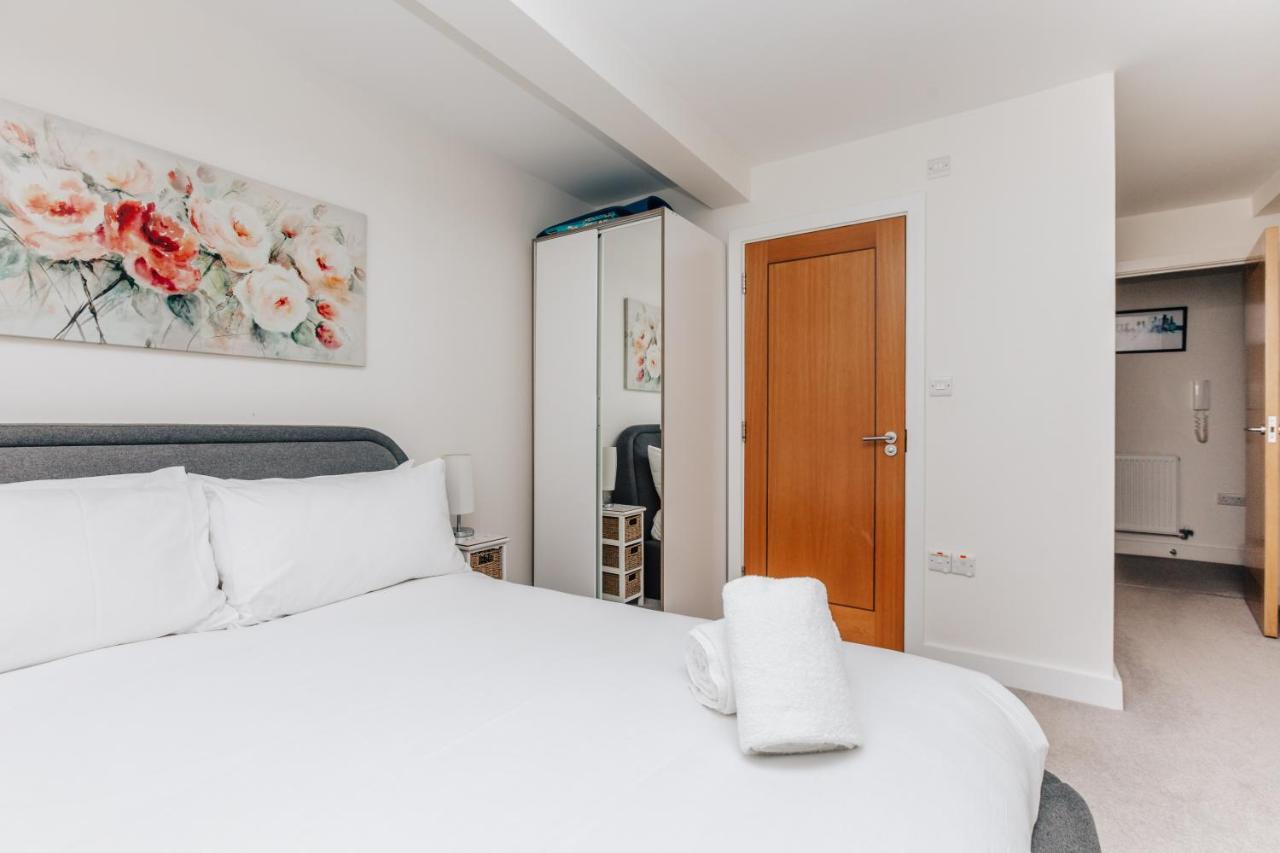 Central Modern Flat For 4-6 & Dedicated Parking Henley-on-Thames Buitenkant foto
