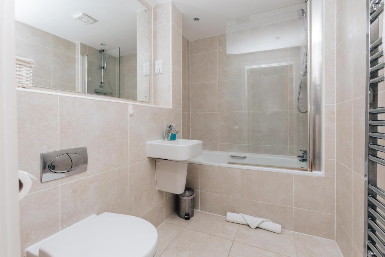 Central Modern Flat For 4-6 & Dedicated Parking Henley-on-Thames Buitenkant foto
