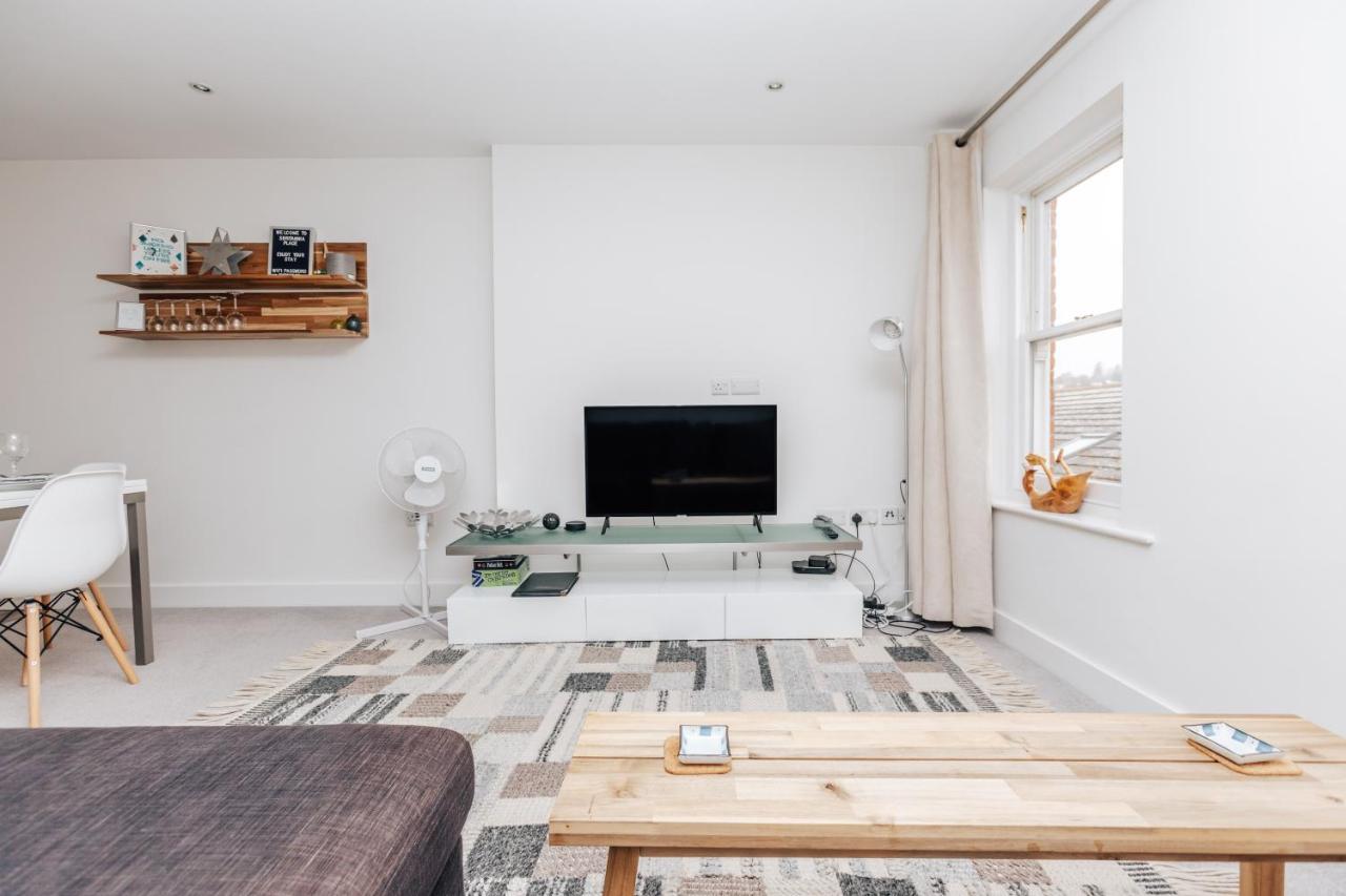 Central Modern Flat For 4-6 & Dedicated Parking Henley-on-Thames Buitenkant foto