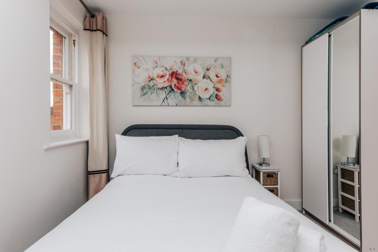 Central Modern Flat For 4-6 & Dedicated Parking Henley-on-Thames Buitenkant foto