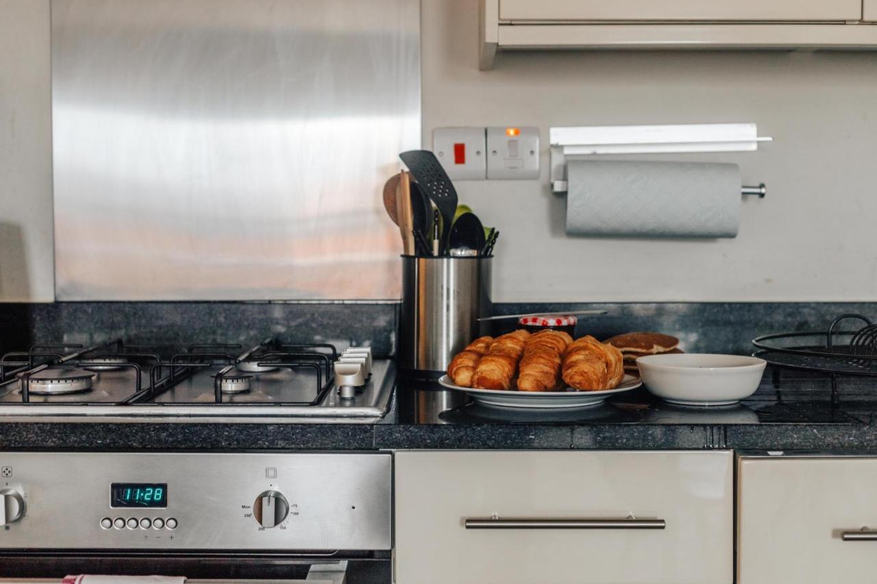 Central Modern Flat For 4-6 & Dedicated Parking Henley-on-Thames Buitenkant foto