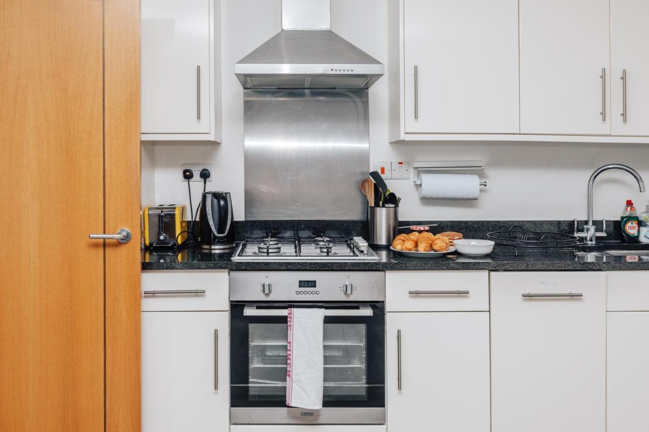 Central Modern Flat For 4-6 & Dedicated Parking Henley-on-Thames Buitenkant foto