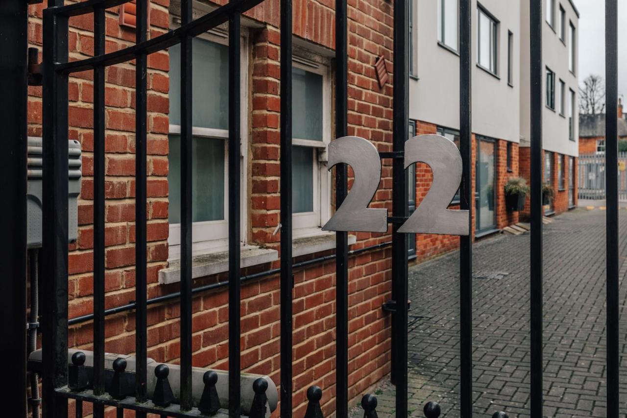 Central Modern Flat For 4-6 & Dedicated Parking Henley-on-Thames Buitenkant foto