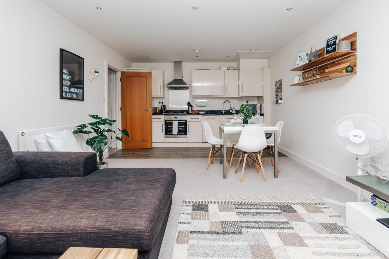 Central Modern Flat For 4-6 & Dedicated Parking Henley-on-Thames Buitenkant foto
