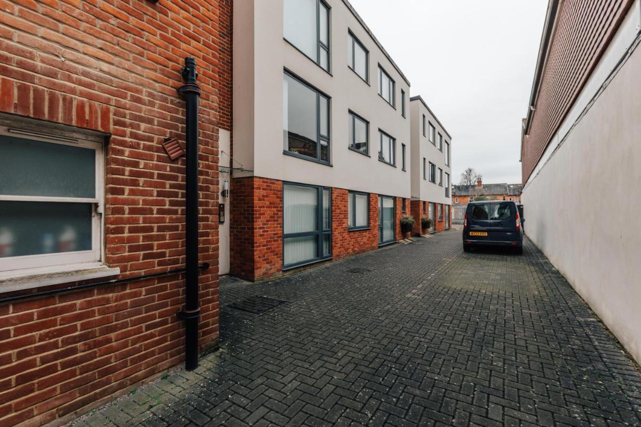 Central Modern Flat For 4-6 & Dedicated Parking Henley-on-Thames Buitenkant foto