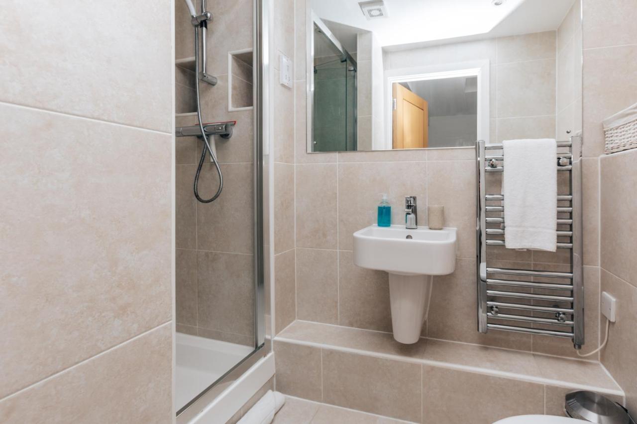 Central Modern Flat For 4-6 & Dedicated Parking Henley-on-Thames Buitenkant foto